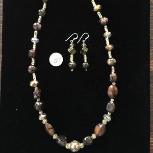 Beautiful earth tone necklace and earrings